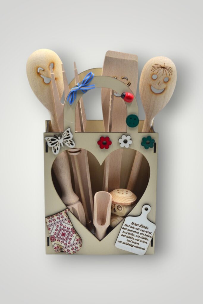SET BUCATARIE CU 9 PIESE