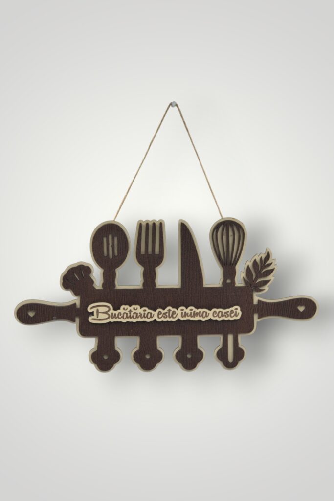 ORNAMENT LEMN - BUCATARIE ESTE INIMA CASEI